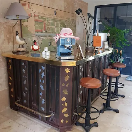 Chateau Des Perichons Alojamento de Acomodação e Pequeno-almoço Poncins