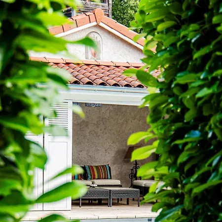 Chateau Des Perichons 4* Poncins